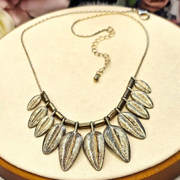 🔥$5/$25 Golden Leafy Necklace - Picture 2 of 8
